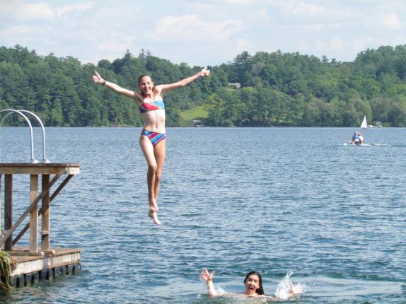 A Bebel e a Matilde se divertem no lago em frente à casa, em Lakeville, estado de Connecticut, nos Estados Unidos